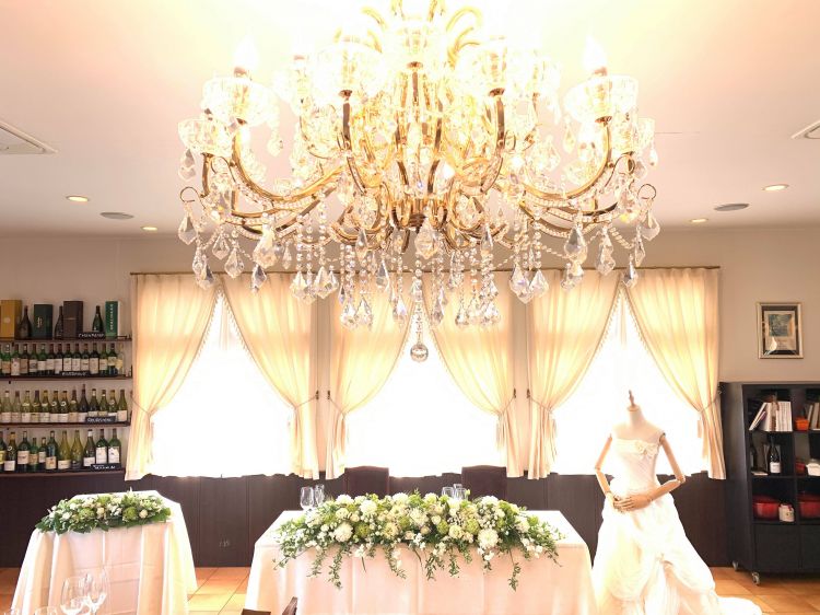 シャンデリアのあるフレンチレストランでウエディング